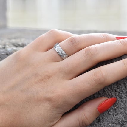 Matné obrúčky s reliéfom Loveline