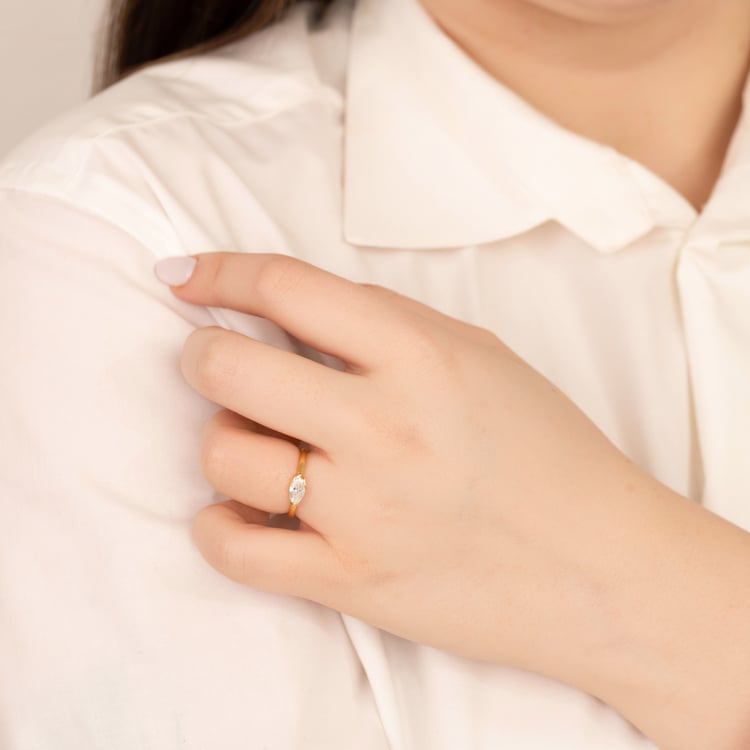 Zlatý prsteň s half-bezel marquise lab-grown diamantom Berenike 164569