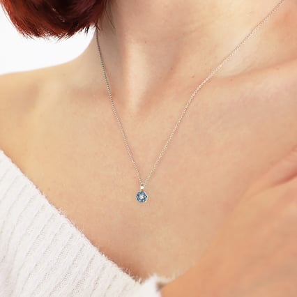 Modré diamanty v kvetinovom prívesku Amaya