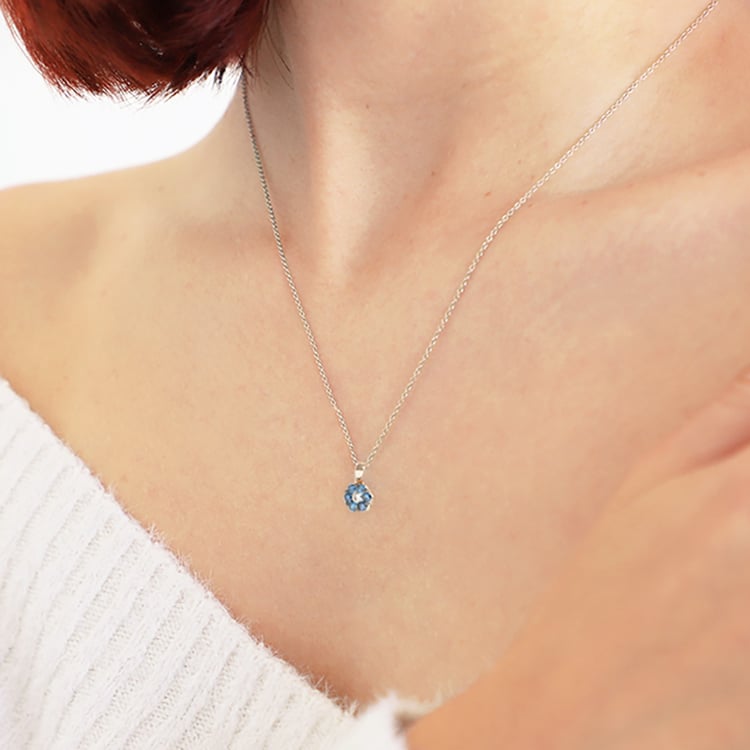 Modré diamanty v kvetinovom prívesku Amaya 114608