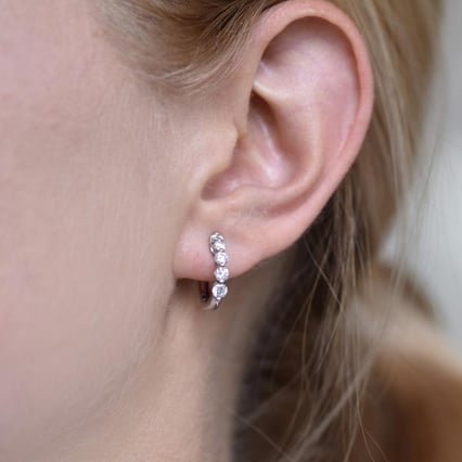 Kruhové náušnice zdobené diamantmi Aba