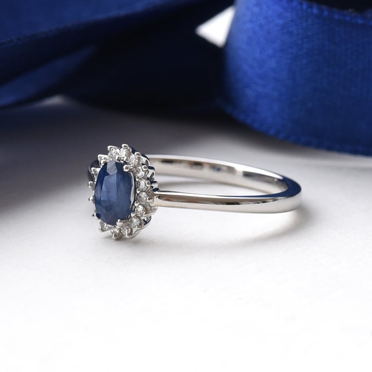 Prsteň s modrým zafírom a diamantmi zo zlata 78437