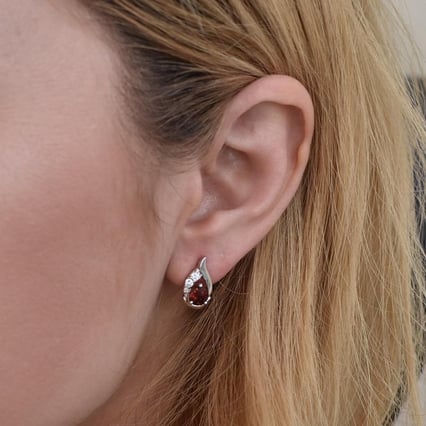 Granátmi osazené náušnice zo striebra Calla