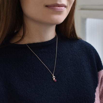 Prívesok v znamení Barana s rubínom a diamantmi Aries