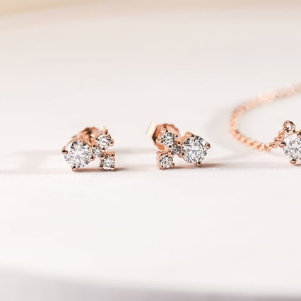 Strieborné cluster náušnice s moissanitmi a lab-grown diamantmi Kerrie