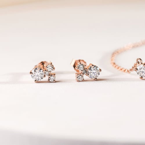 Strieborné cluster náušnice s moissanitmi a lab-grown diamantmi Kerrie