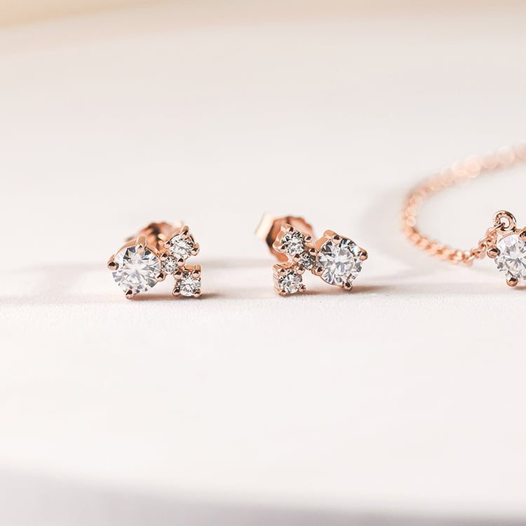 Strieborné cluster náušnice s moissanitmi a lab-grown diamantmi Kerrie 152960