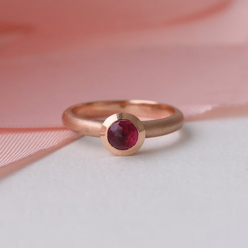 Zlatý prsteň s rose cut rubínom Eimear