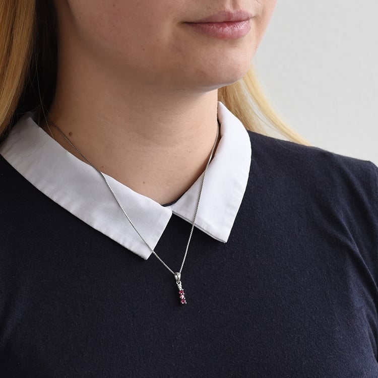 Nežný strieborný prívesok s ružovými topásmi 79170