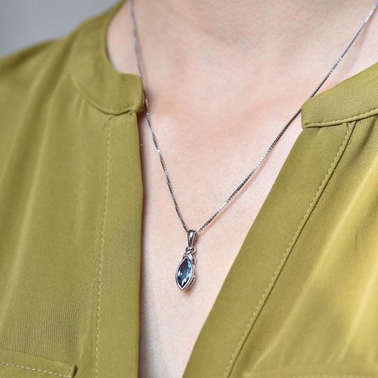 Strieborný prívesok s modrým topásom 14307