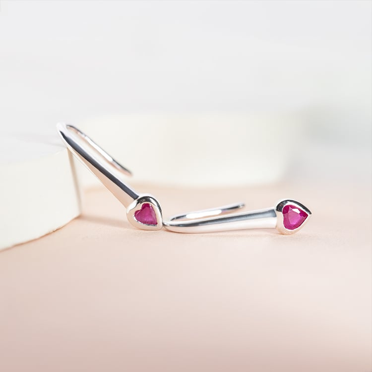 Visiace náušnice s rubínovými srdiečkami Levy 151230