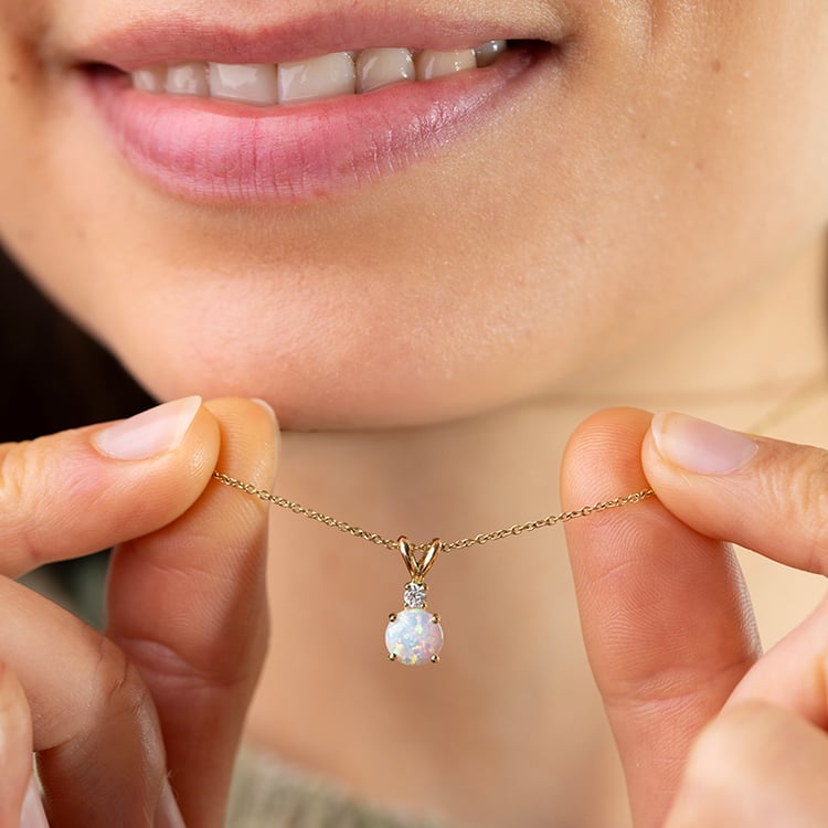 Prívesok s bielym okrúhlym opálom a diamantom Endora 147457