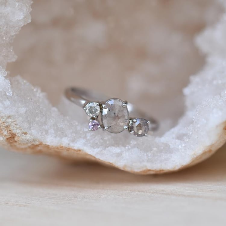 Zlatý netradičný prsteň s diamantmi a zafírom 48982