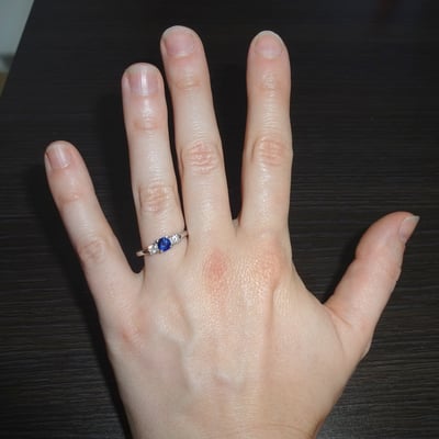 Prsteň s diamantmi a zafírom