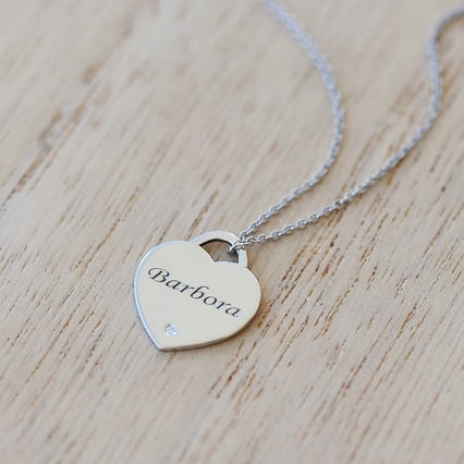 Zlatý prívesok v tvare srdca s diamantom a gravírom Finke