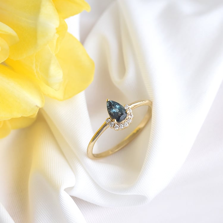 Alexandritový prsteň s diamantmi 82325