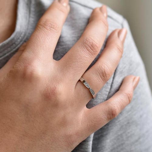 Dámska obrúčka s lab-grown diamantmi a pánska plochá obrúčka Kamron