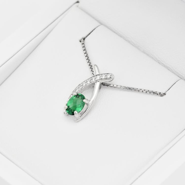 Strieborný smaragdový náhrdelník 17700