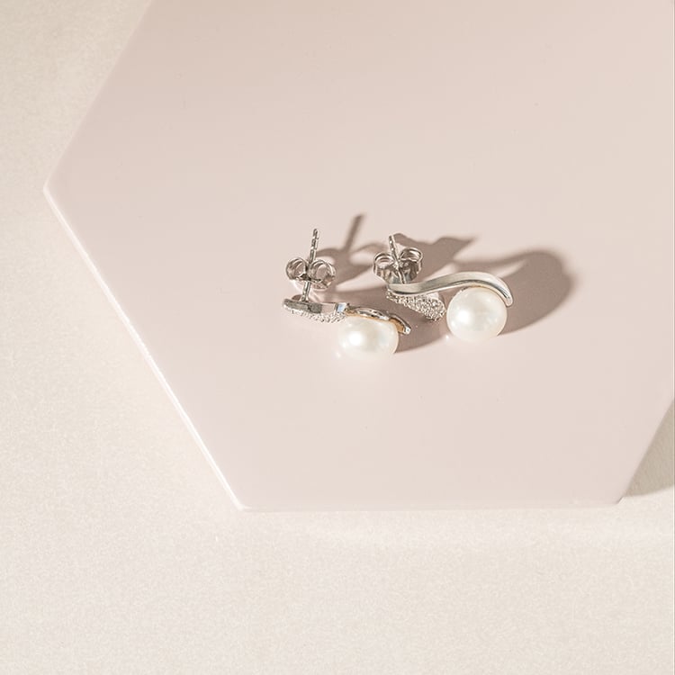 Strieborné napichovacie náušnice s perlami Kazis 119832