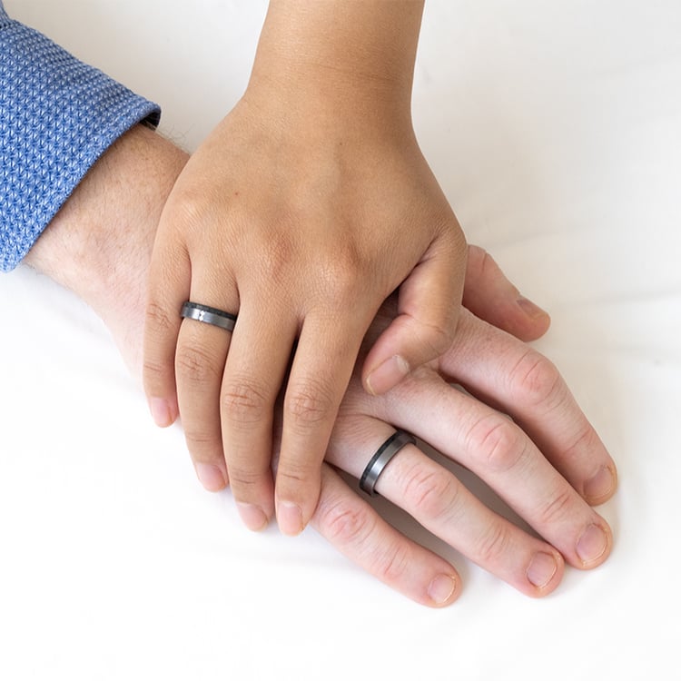 Tantalové snubné prstene s karbónom a diamantmi Brett 127239