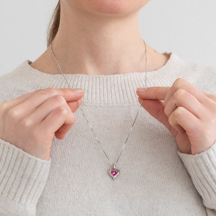 Rubínové srdce v strieborném prívesku srdca Hurtie 120968