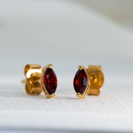 Minimalistické strieborné náušnice s granátmi Sistine