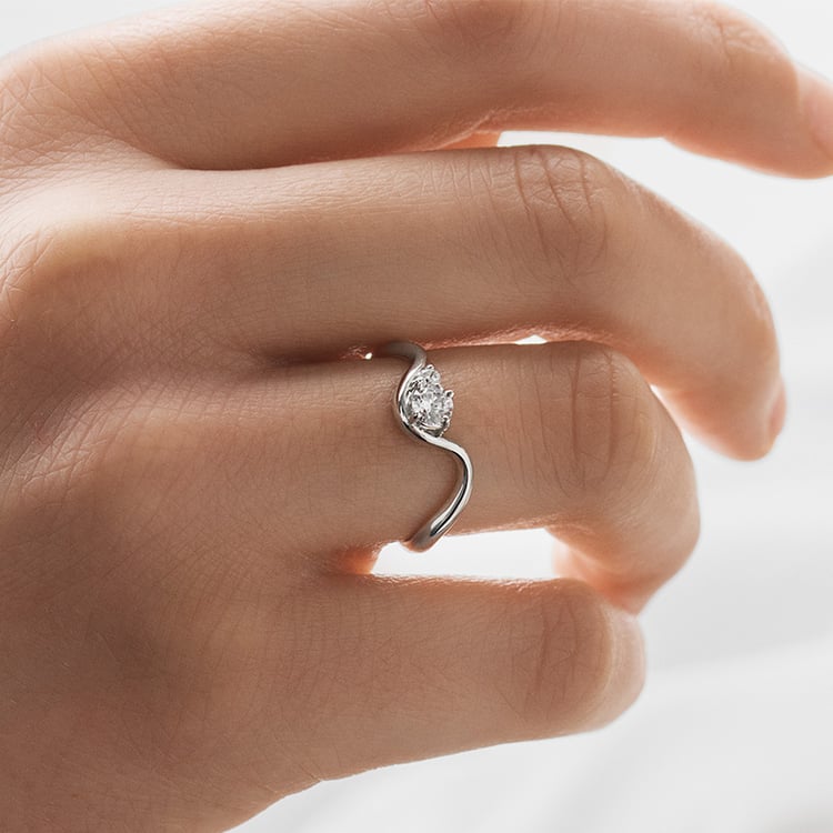 Vlnitý zásnubný prsteň s round moissanitom Debora 155008