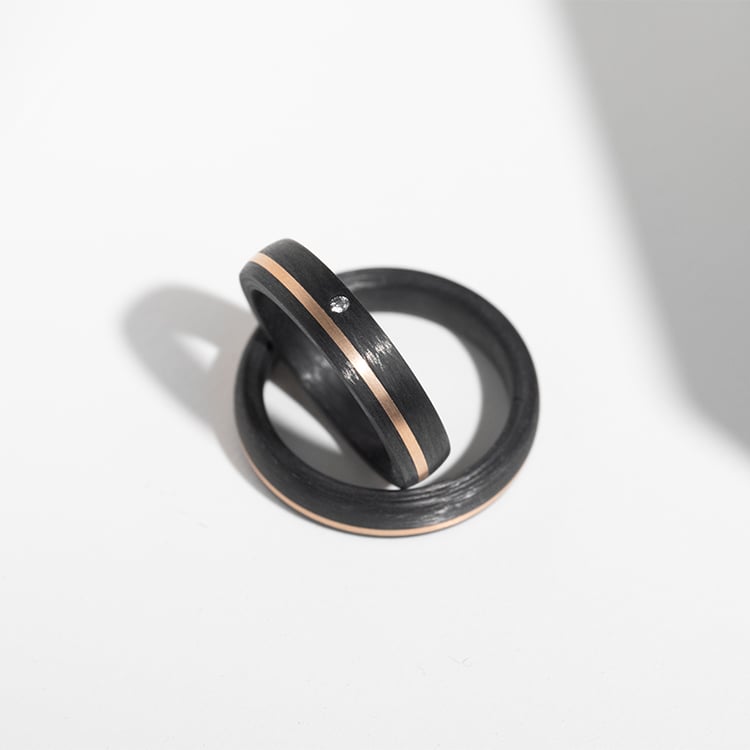 Mierne zaoblený snubný prsteň z karbónu a zlata s diamantom Lise 143121