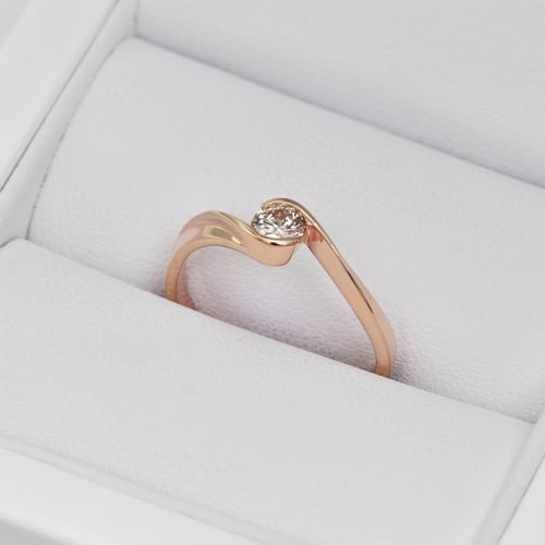 Zásnubný prsteň s diamantom Yadu
