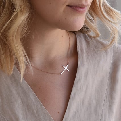 Krížik v zlatom náhrdelníku Guanna