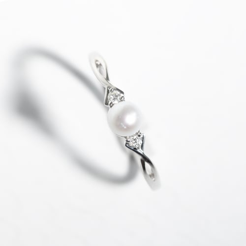 Elegantný zlatý perlový prsteň s diamantmi Doria