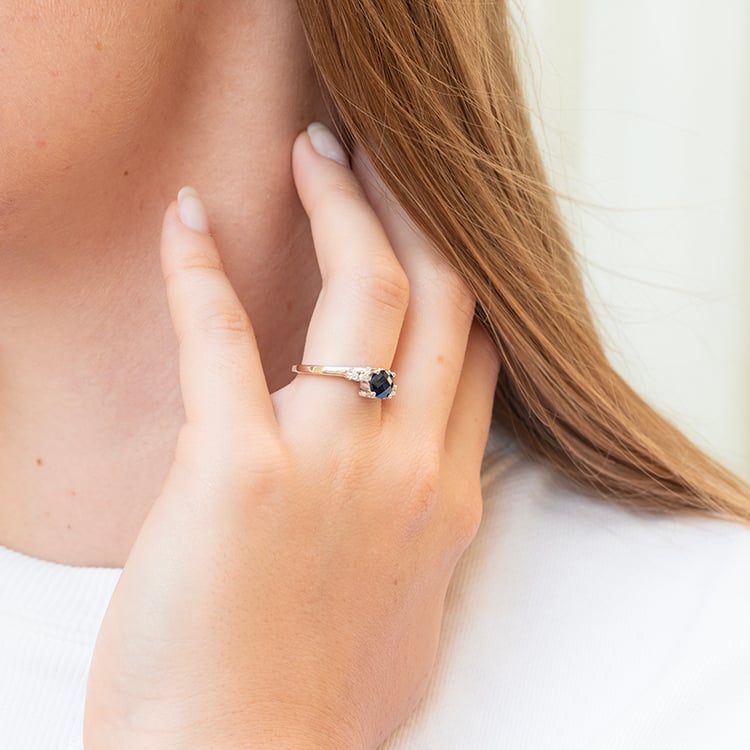 Zlatý prsteň s lab-grown zafírom a diamantmi Nagi 144203