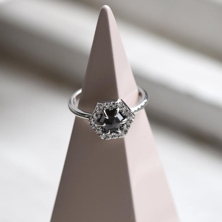 Diamantový prsteň zo žltého zlata 49689