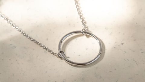 Symbolika šperkov: znak karmy