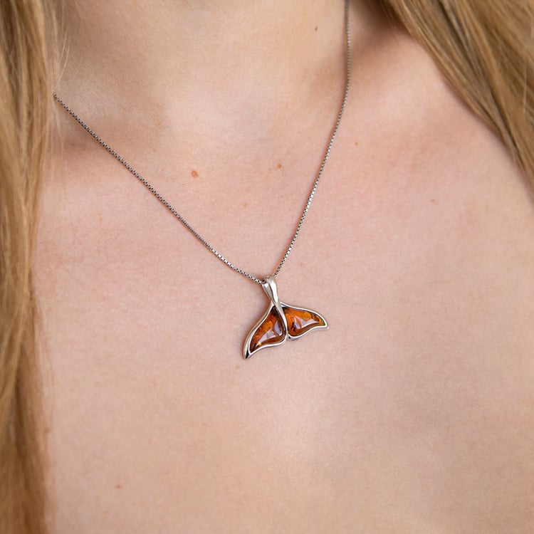 Jantárový veľrybí chvost v striebornom prívesku Finn 107869