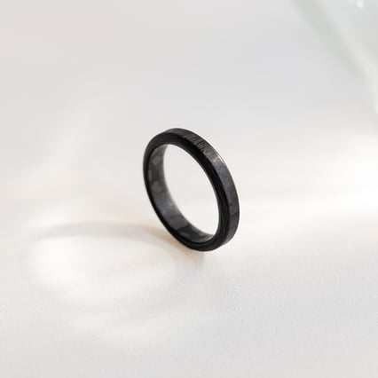 Plochý snubný prsteň z karbónu so skosenými hranami Versiss