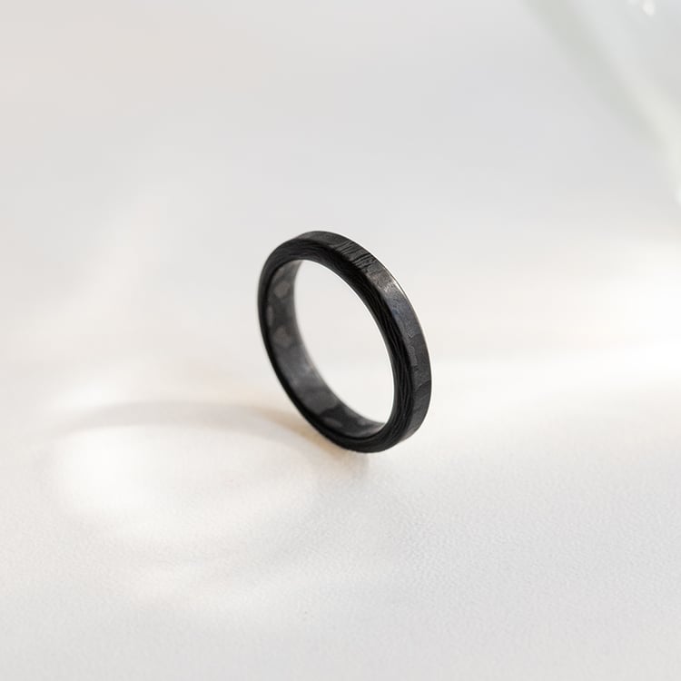 Plochý snubný prsteň z karbónu so skosenými hranami Versiss 146069