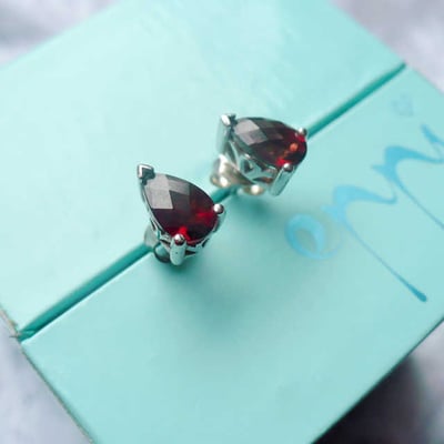 Granátové náušnice