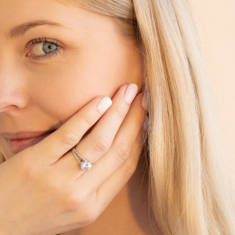 Zásnubný prsteň s moissanitom a lab-grown diamantmi Leona 100953