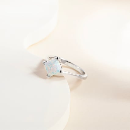 Strieborný prsteň s bielym opálom Laycee