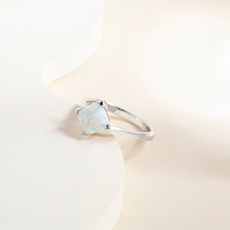 Strieborný prsteň s bielym opálom Laycee 149500