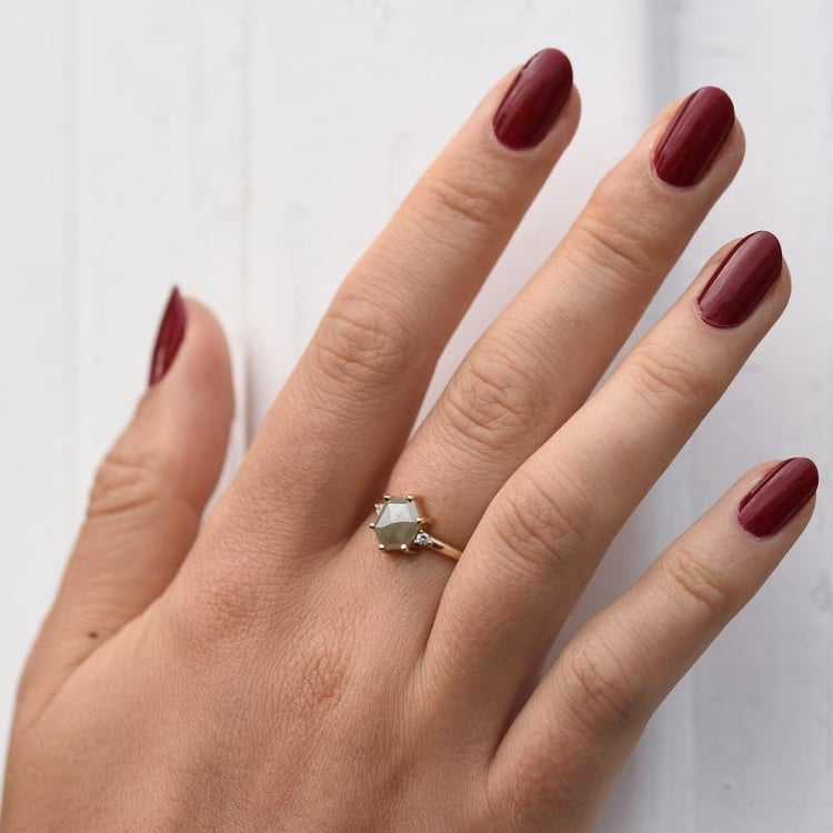 Prsteň so sivým hexagon diamantom a bielymi diamantmi 47591