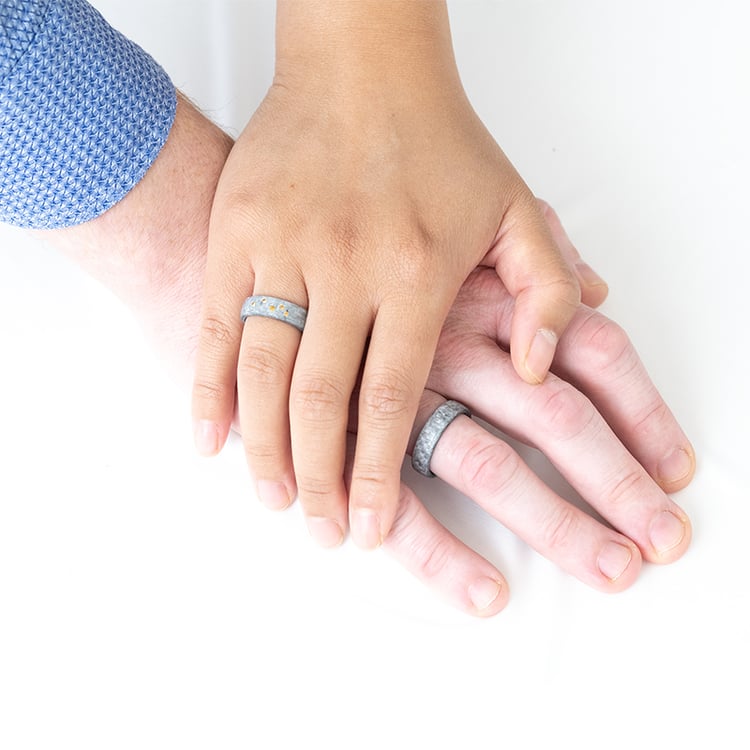 Mierne zaoblené snubné prstene z karbónu s koňakovými diamantmi Parri 127256