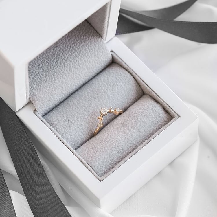 Vykrojený mesiačikový prsteň s diamantom a moissanitmi Abby 98787