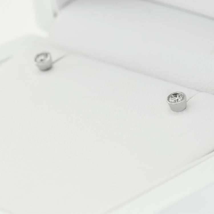 Platinové bezel náušnice 73400