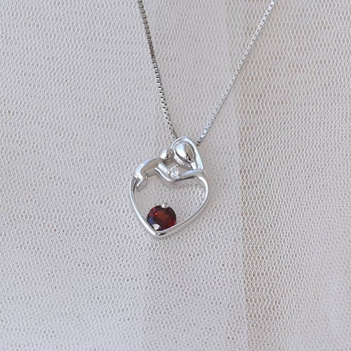 Strieborný prívesok matka a dieťa s granátom a diamantom Ella