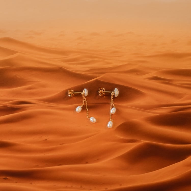 Visacie perlové náušnice z pozlateného striebra Inga 101239