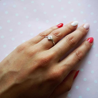 Diamantový zásnubný prsteň