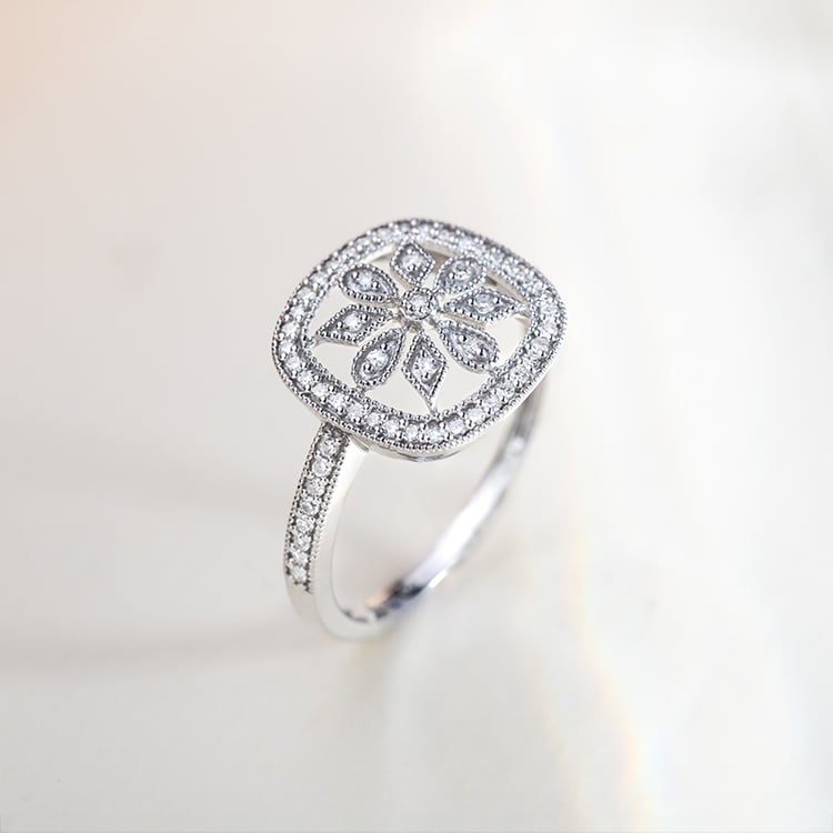 Zlatý prsteň s diamantovým kvetom Elicia 152022