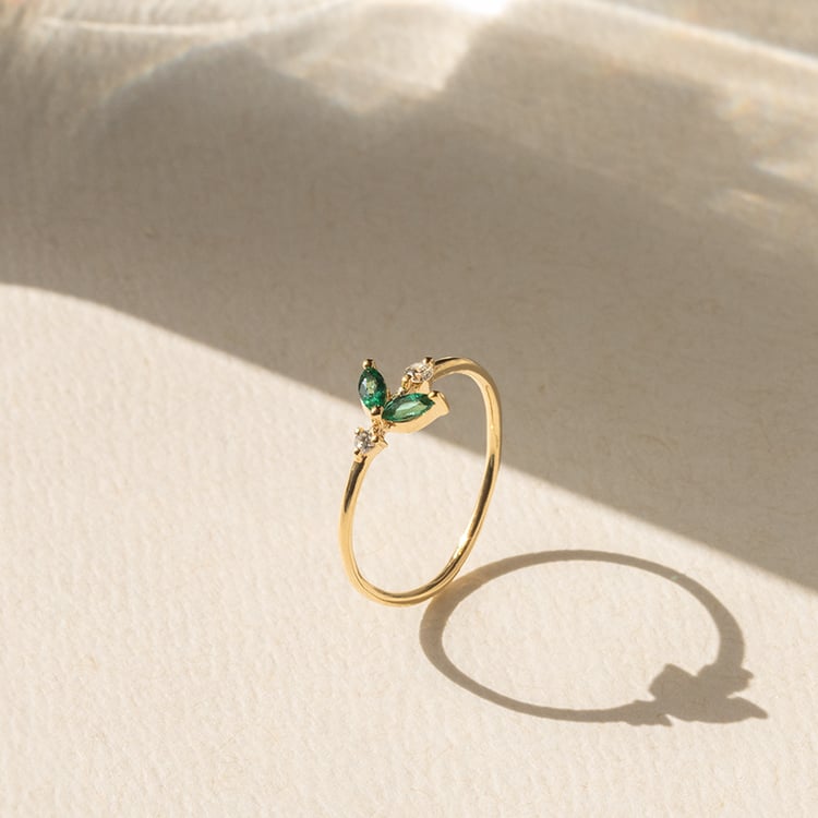 Strieborný cluster prsteň s lab-grown smaragdmi a diamantmi Tyrell 138726